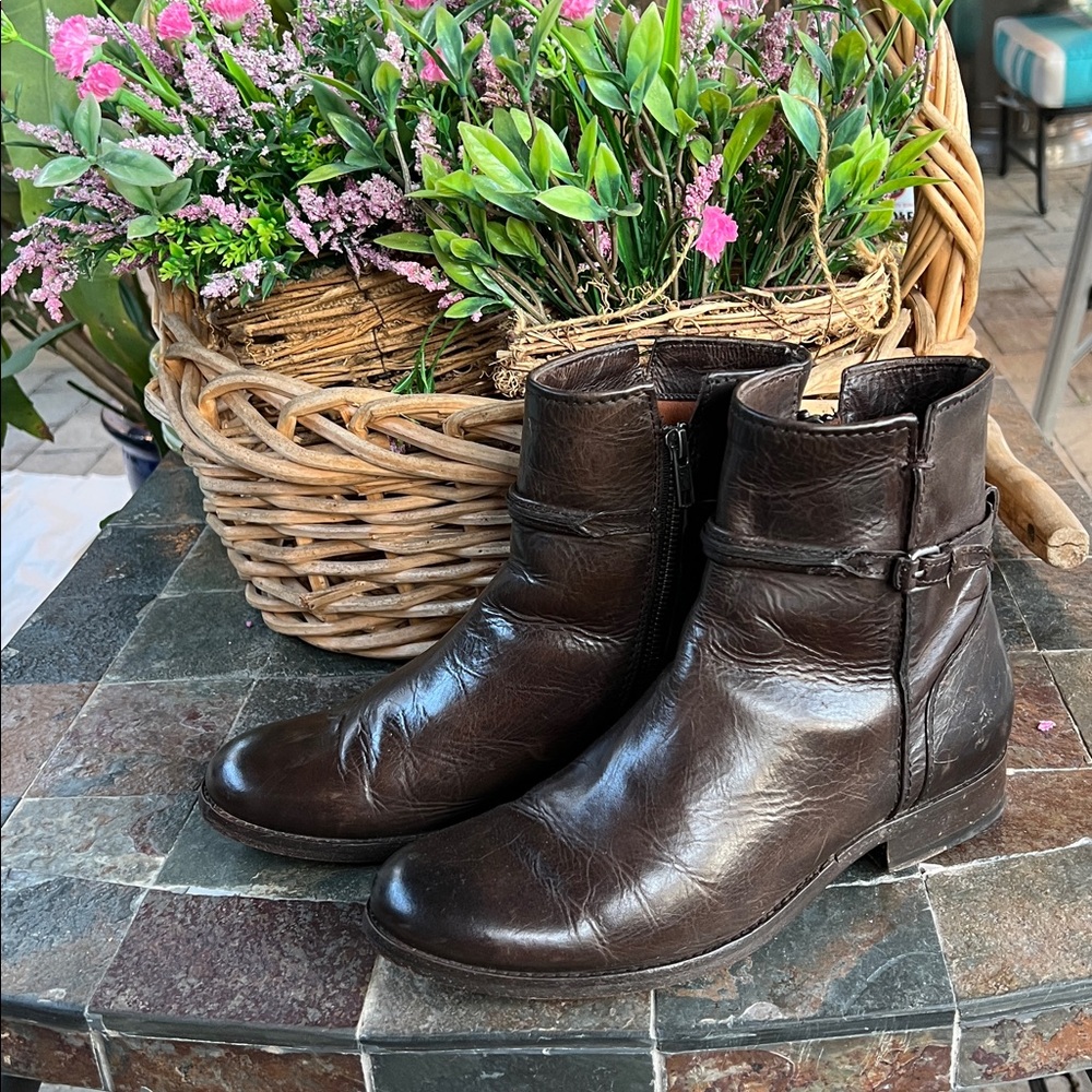 Frye Melissa brown bootie inside zip 8
